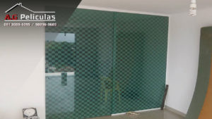 Película decorativa para portas e janelas
