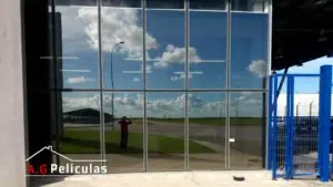 Aplicação de película fumê em recepção de empresa